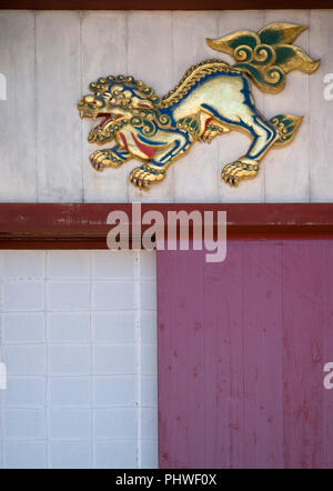 Photo montre un détail de la décoration colorée de l'extérieur à l'intérieur de l'hall Seiden principal motif de Shuri-jo Château à Naha, Okinawa Prefecture, Banque D'Images