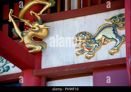 Photo montre un détail de la décoration colorée de l'extérieur à l'intérieur de l'hall Seiden principal motif de Shuri-jo Château à Naha, Okinawa Prefecture, Banque D'Images