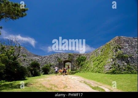 Les visiteurs quitter l'entrée principale du château de Zakimi ruines au village de Yomitan, Okinawa Prefecture, Japon, le 20 mai 2012. Construit entre 1416 et 1422 par le Banque D'Images