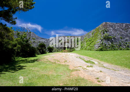 La photo montre l'entrée principale du château de Zakimi ruines au village de Yomitan, Okinawa Prefecture, Japon, le 20 mai 2012. Construit entre 1416 et 1422 par le re Banque D'Images