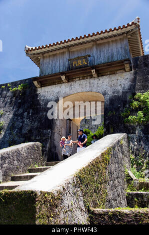 Visiteurs franchissent la porte Kyukeimon qui est située à l'intérieur du parc du château de Shuri-jo à Naha, Okinawa Prefecture, Japon, le 25 juin 2012. L'un Banque D'Images