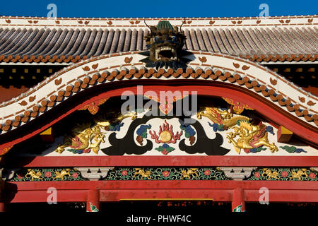 Photo montre un détail de la décoration colorée de l'extérieur à l'intérieur de l'hall Seiden principal motif de Shuri-jo Château à Naha, Okinawa Prefecture, Banque D'Images