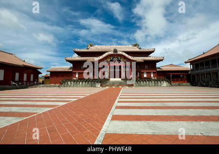 Photo montre les principaux Seiden hall at Château Shuri à Naha, Okinawa Prefecture, Japon, le 24 juin 2012. Shuri, qui remonte au début du 14e siècle Banque D'Images