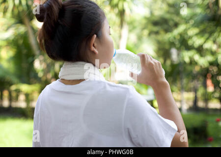 Jeune fille de l'eau potable après l'entraînement Banque D'Images