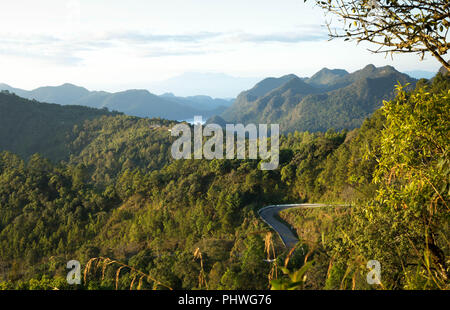 Paysage avec des routes de campagne, dans les montagnes Banque D'Images