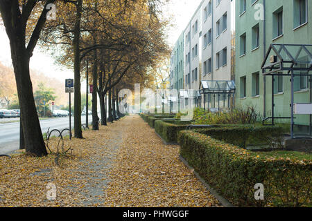 Banlieue est de Berlin, dans une rangée de blocs d'habitation à l'automne Banque D'Images