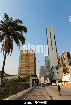 De nouveaux gratte-ciel sur la promenade marginale appelée avenida 4 de Fevereiro, la Province de Luanda, Luanda, Angola Banque D'Images