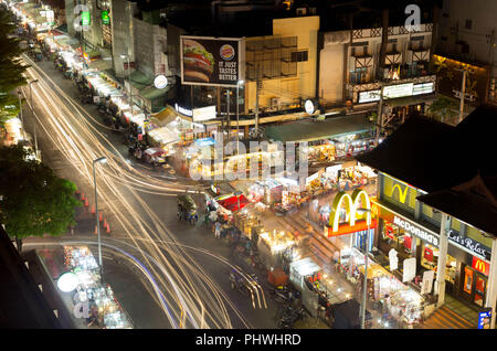 CHIANG MAI THAÏLANDE - 8 déc 2015 : Logo McDONALD'S et BURGER KING , s' permettent de se détendre le soir Bazaar marché avec lumière trafic trail. Banque D'Images