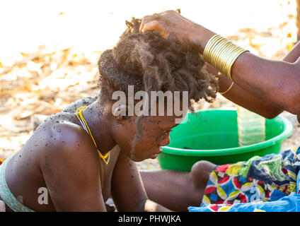 Nguendelengo femme tribu puting huile dans ses cheveux pour faire des pains traditionnels, de la province de Namibe, Angola, Capangombe Banque D'Images
