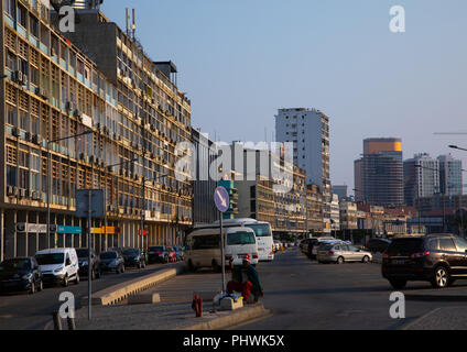 Bâtiments le long de la promenade appelée Avenida Marginal 4 de Fevereiro, la Province de Luanda, Luanda, Angola Banque D'Images