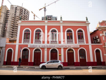 Ancien bâtiment colonial portugais en face d'un nouveau gratte-ciel, la Province de Luanda, Luanda, Angola Banque D'Images