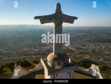 Vue aérienne du Cristo Rei surplombant la ville, la province de Huila, Lubango, Angola Banque D'Images