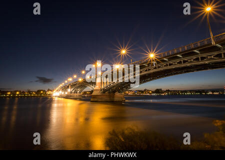 Paysage urbain de la ville allemande de Mayence avec Theodor Heuss Bridge vu de Wiesbaden Banque D'Images