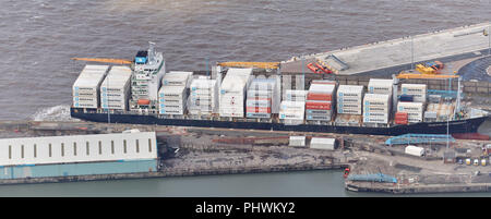 Porte-conteneurs entrant dans Seaforth Docks, Liverpool, Merseyside, North West England, UK Banque D'Images