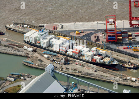 Navire-conteneur entrant dans Seaforth Docks, port de Liverpool, nord-ouest de l'Angleterre, Royaume-Uni Banque D'Images