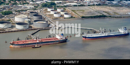 Le déchargement des pétroliers sur la Mersey, Liverpool, North West England, UK Banque D'Images