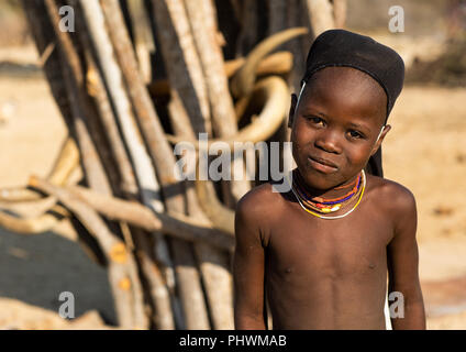 Tribu Mucubal fille devant un totem avec des cornes de vache, Namibe, Angola, Virei Province Banque D'Images