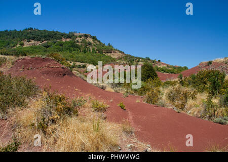 De couleur rouge, les dépôts permiens "ruffes', les sédiments argilo-riche en oxyde de fer, près du Lac du Salagou, dans le sud de la France Banque D'Images