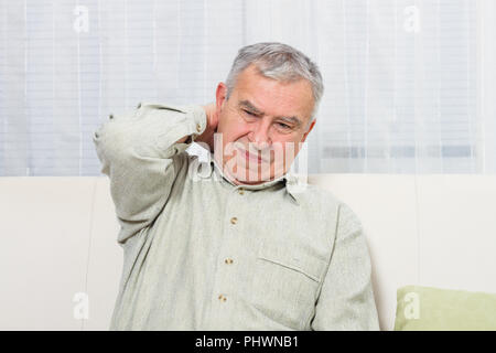 Man est d'avoir une douleur dans le cou. Banque D'Images