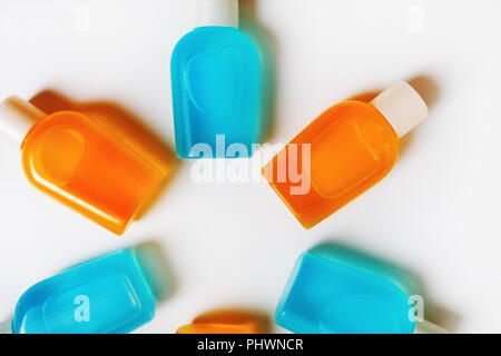 Les cosmétiques bouteilles de shampoing en blanc sur du papier blanc arrière-plan. Ensemble d'articles de toilette gratuits. Mise à plat. Banque D'Images