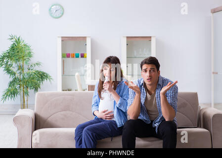 Femme enceinte avec son mari à la maison Banque D'Images