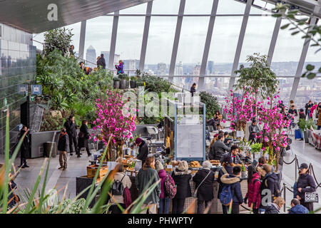 Le Sky Garden à 20 Fenchurch Street, un espace public unique et point de vue, avec des gens à faire la queue au café, prendre des photos, et en regardant la vue Banque D'Images