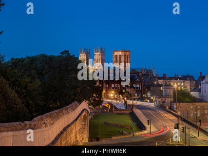 Vue vers Lendal Bridge et de la cathédrale de York, York, murs Bar UK. Banque D'Images