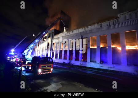 Les pompiers luttant contre un énorme brasier au bâtiment de Littlewoods Edge Lane, Liverpool. Banque D'Images