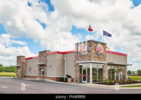 Entrée extérieure avant de fast-food Burger King montrant le drive thru ou par Lane à Montgomery, en Alabama, USA. Banque D'Images
