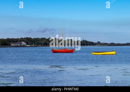 Un certain nombre de petits voiliers ion de la côte nord de la baie de Dublin à Dollymount à Dublin en Irlande. Banque D'Images