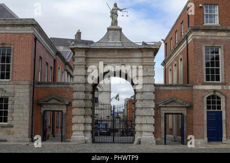 Une porte dans le château de Dublin, Irlande avec la statue de Vierge au sommet de la Justice tenant une épée dans une main et la balance de la justice dans l'autre. Banque D'Images