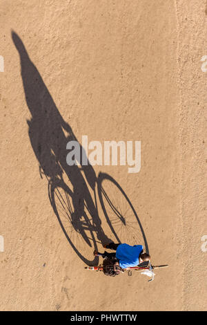 Un homme sur un vélo vu d'en haut à Bulawayo, au Zimbabwe. Banque D'Images