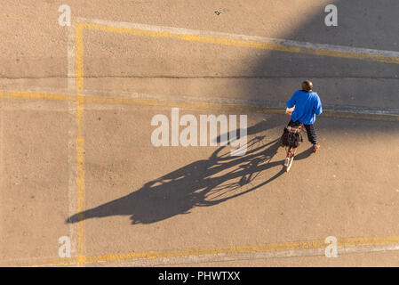 Un homme sur un vélo vu d'en haut à Bulawayo, au Zimbabwe. Banque D'Images