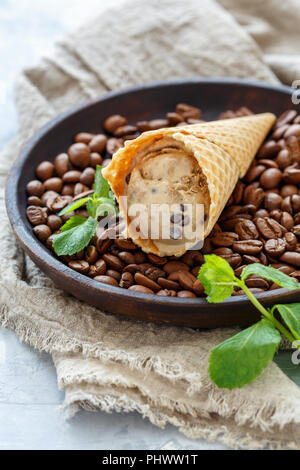 Glace au café avec des pastilles de chocolat dans un cornet gaufré. Banque D'Images