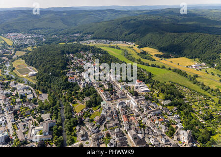 Aperçu de la vieille ville avec la montagne, Neumarkt, Arnsberg Sauerland, Rhénanie du Nord-Westphalie, Allemagne, DEU, l'Europe, vue aérienne, les oiseaux-lunettes de vue, l'AERI Banque D'Images