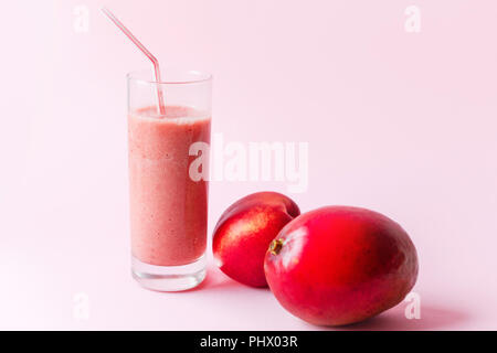 Smoothie rose fraîche avec pêche et mangue Banque D'Images