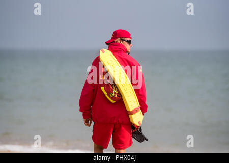 Sauveteur RNLI en patrouille à la plage de Bournemouth dans le Dorset Banque D'Images
