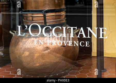 L'Occitane en Provence les produits normaux de soin de peau nom en vitrine Banque D'Images