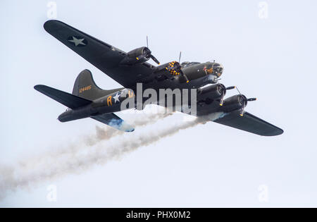 Avion bombardier B-17 Sally B volant à Bournemouth Air Festival Banque D'Images