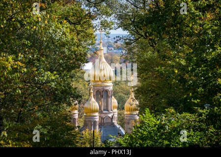 Les dômes dorés de l'Église orthodoxe russe de Sainte Elisabeth dans la ville allemande de Wiesbaden sur le Neroberg Banque D'Images