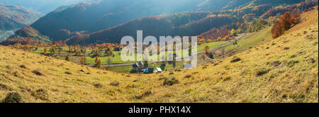 Dirty route secondaire à l'automne, la montagne des Carpates en Ukraine Banque D'Images