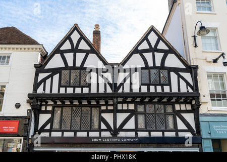 Étages supérieurs d'un bâtiment de style Tudor avec fenêtres à petits carreaux Banque D'Images