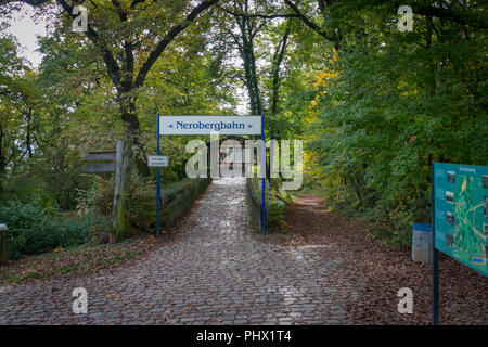 Entrée de haut de Nerobergbahn Wiesbaden en Allemagne, avec un panneau disant dommages passerelle Banque D'Images