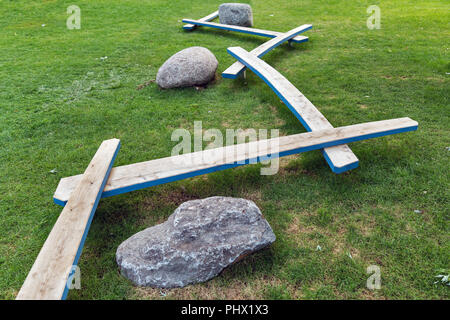 Des bancs de parc en bois moderne. Un bon endroit pour s'asseoir Banque D'Images