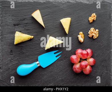 Assiette de fromages avec des raisins et noix Banque D'Images