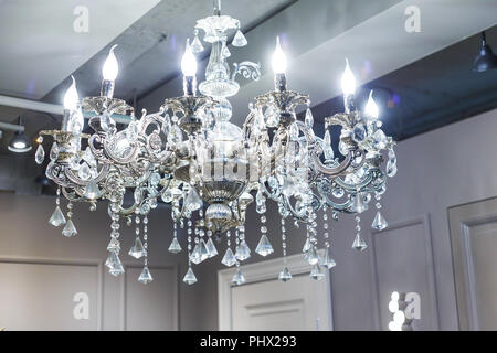 Brille d'un lustre en cristal suspendu au plafond dans la chambre Banque D'Images