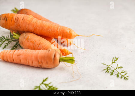 Des carottes crues sur un fond blanc. Concept de l'alimentation propre. Banque D'Images