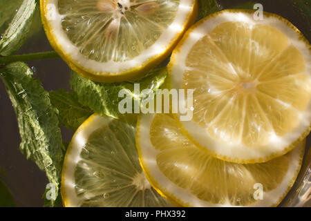 Tranches de citron et menthe à l'eau. Banque D'Images