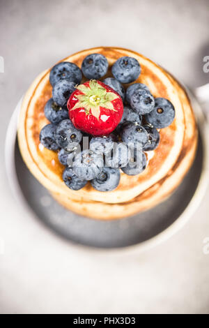 Crêpes aux bleuets et fraises sur. Banque D'Images