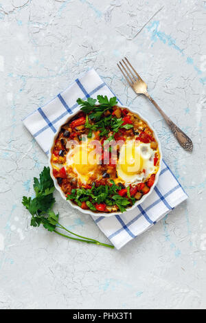 Shakshuka à l'aubergine et la tomate. Banque D'Images